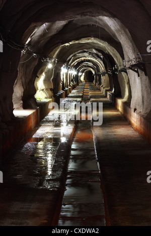 langen Weg im dunklen Tunnel mit Licht Stockfoto
