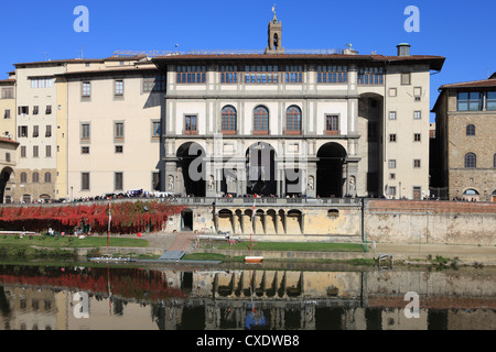 Die Galerie der Uffizien spiegelt sich in den Fluss Arno, Florenz, UNESCO-Weltkulturerbe, Toskana, Italien, Europa Stockfoto