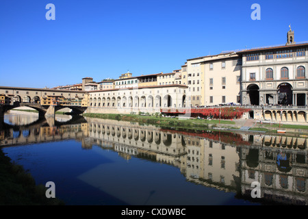 Auf der rechten die Uffizien spiegelt sich in den Fluss Arno, Florenz, UNESCO-Weltkulturerbe, Toskana, Italien, Europa Stockfoto