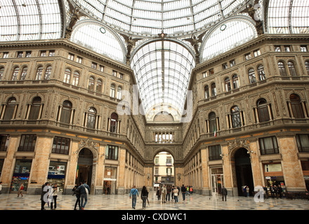 Niedrigen Winkel Blick auf das Innere der Galleria Umberto I, Neapel, Kampanien, Italien, Europa Stockfoto