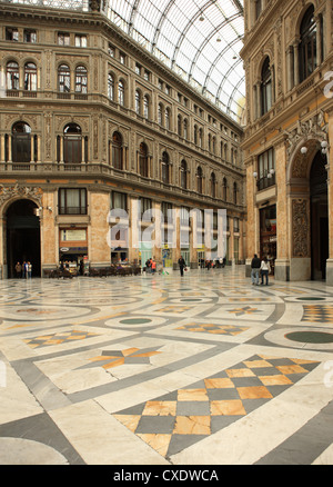 Niedrigen Winkel Blick auf das Innere der Galleria Umberto I, Neapel, Kampanien, Italien, Europa Stockfoto