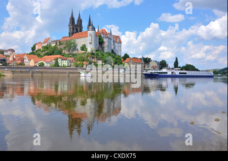 Kreuzfahrtschiff auf der Elbe vor der Albrechtsburg in Meißen, Sachsen Stockfoto