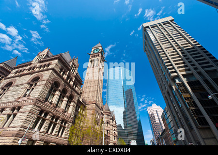 Altes Rathaus, im Gegensatz zu modernen Wolkenkratzern, Toronto, Ontario, Kanada, Nordamerika Stockfoto