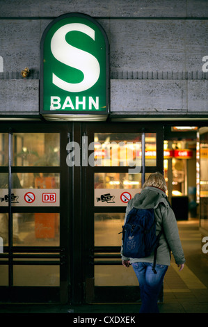 Berlin, betritt eine Frau zum Bahnhof Zoologischer Garten Stockfoto