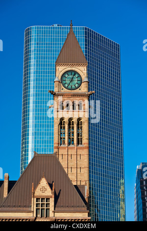 Uhrturm des alten Rathauses steht im Gegensatz zu modernen Wolkenkratzers, Toronto, Ontario, Kanada, Nordamerika Stockfoto