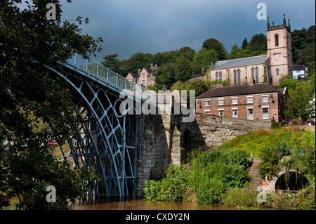 Die Eiserne Brücke in Ironbridge Gorge, Shropshire, Großbritannien, mit St Luke's Church an der Rückseite Stockfoto