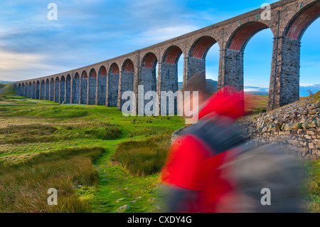 Pen-y-Gent und Ribblehead-Viadukt auf Settle zu Carlisle Railway, Yorkshire Dales National Park, North Yorkshire, England, UK Stockfoto