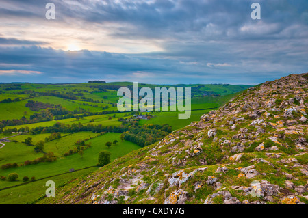 Krümmer Flusstal in der Nähe von Ilam von Thorpe Cloud, Peak District National Park, Derbyshire, England, UK Stockfoto