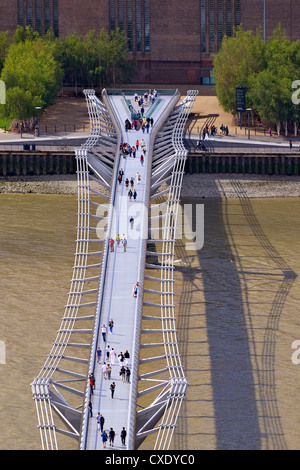 Luftaufnahme des Tate Modern und Millennium Bridge, Bankside, entnommen aus dem Golden Galler von St. Pauls Cathedral, City of London Stockfoto