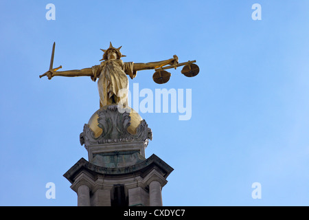 Statue der Justitia mit Schwert, Waage und Augenbinde, Old Bailey, Central Criminal Court, London, England, Vereinigtes Königreich Stockfoto
