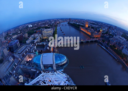 Ansicht der Passagier Pod Kapsel, Houses of Parliament, Big Ben und die Themse vom London Eye in der Abenddämmerung, London, England Stockfoto
