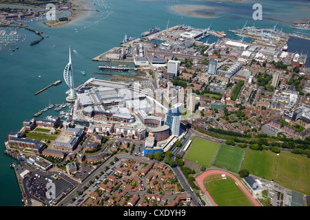 Luftaufnahme der Spinnaker Tower und Gunwharf Quays, Portsmouth, Hampshire, England, Vereinigtes Königreich, Europa