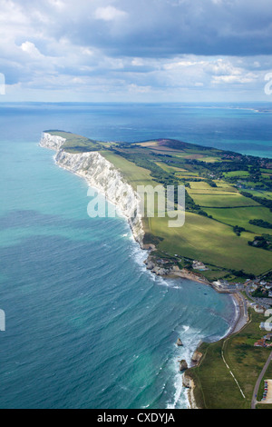 Luftaufnahme von Freshwater Bay auf der Suche nach den Nadeln, Isle Of Wight, England, Vereinigtes Königreich, Europa Stockfoto