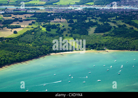 Luftaufnahme von Yachten, die Rennen in Cowes Week auf dem Solent mit Osborne House im Hintergrund, Isle Of Wight, England Stockfoto