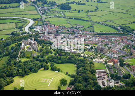 Luftaufnahme von Arundel Castle, Cricket Ground und Kathedrale, Arundel, West Sussex, England, Vereinigtes Königreich, Europa Stockfoto
