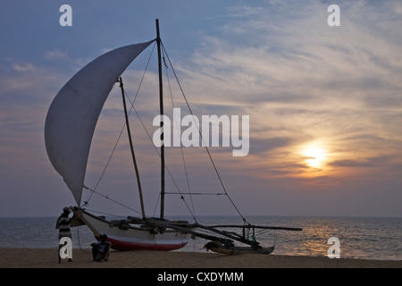 Fischer und Oruvas (traditionelle Ausleger Einbaum-Kanu), Negombo Strand, westliche Provinz, Sri Lanka, Asien Stockfoto