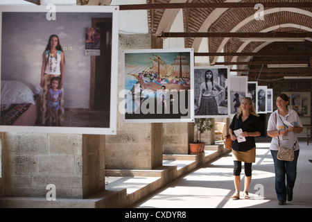 Fotoausstellung von Roma Fotos von Fotograf Jeremy Sutton-Hibbert, bei Bursa Fotofestival in Bursa in der Türkei Stockfoto