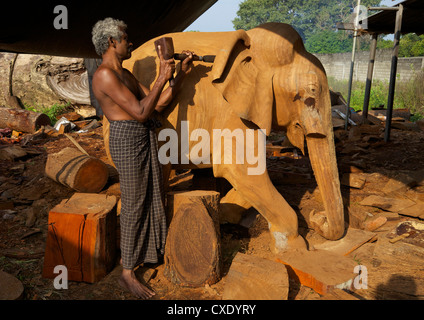 Sri Lanka Holzschnitzer machen Holzstatue des asiatischen Elefanten, The Factory, Polonnaruwa, Sri Lanka, Asien Stockfoto