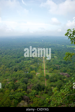 Ansicht von Wassergärten vom Gipfel der Felsenfestung Sigiriya Löwe, UNESCO-Weltkulturerbe, Sigiriya, Sri Lanka, Asien Stockfoto