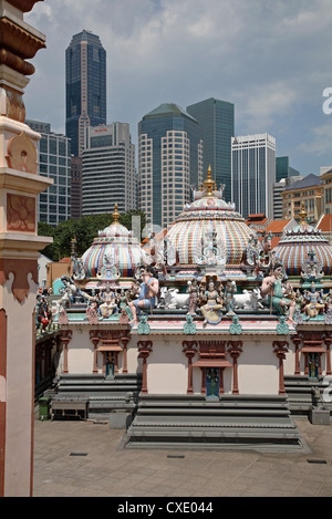 Singapur, Sri Mariamman-Tempel vor der Skyline des central Business district Stockfoto