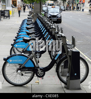 Eine Reihe von "Boris Bikes" in eine Barclays Cycle Hire Docking-Station in der Baker Street angedockt. Stockfoto