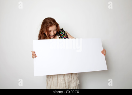 Leere Karte / Scheck durch Frau F statt Stockfoto
