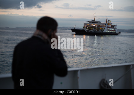 Die Überschrift der Fähre über den Bosporus von Istanbul nach Bursa, Marmarameer, Türkei Stockfoto