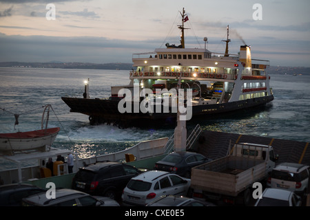 Die Überschrift der Fähre über den Bosporus von Istanbul nach Bursa, Marmarameer, Türkei Stockfoto