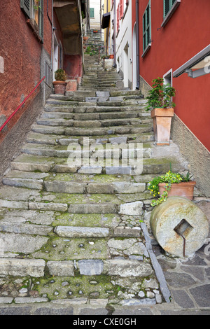 Mittelalterlichen gepflasterten Gassen von Varenna, Comer See, Lombardei, Italien, Europa Stockfoto