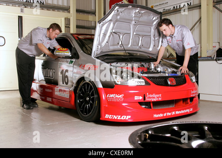 Mechaniker arbeiten auf Rennwagen Stockfoto