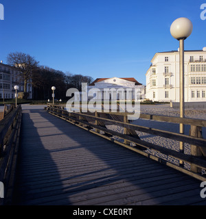 Ostseebad Heiligendamm: Seebruecke mit Spa und Hotel Gebäude im Hintergrund Stockfoto