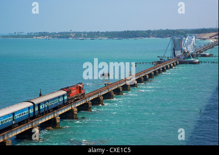 Trainieren der Brücke zur Insel Rameswaram, Rameswaram, Tamil Nadu, Indien, Asien Stockfoto