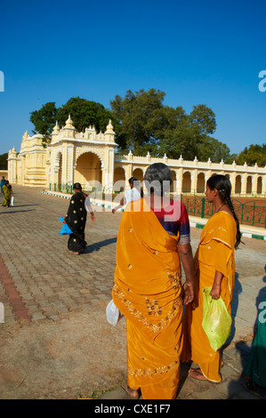 Frauen in Saris, Maharaja Palast, Mysore, Karnataka, Indien, Asien Stockfoto