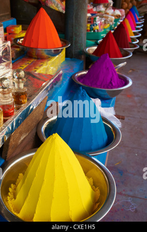 Farbige Pulver zum Verkauf, Devaraja Markt, Mysore, Karnataka, Indien, Asien Stockfoto