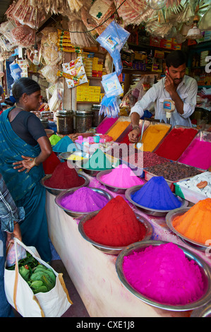 Farbige Pulver zum Verkauf, Devaraja Markt, Mysore, Karnataka, Indien, Asien Stockfoto