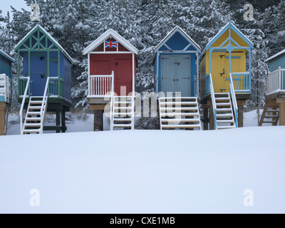 Strand Hütten im Schnee am Brunnen neben das Meer, Norfolk, England Stockfoto