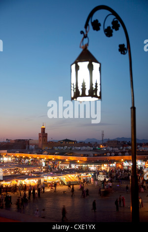 Blick über den Marktplatz in der Abenddämmerung, Place Djemaa El Fna, Marrakesch, Marokko, Nordafrika, Afrika Stockfoto