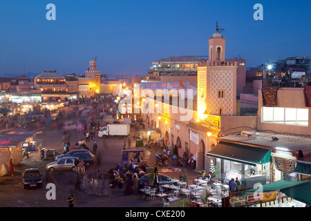 Blick über den Marktplatz in der Abenddämmerung, Place Djemaa El Fna, Marrakesch, Marokko, Nordafrika, Afrika
