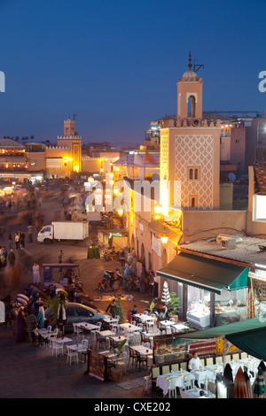 Blick über den Marktplatz in der Abenddämmerung, Place Djemaa El Fna, Marrakesch, Marokko, Nordafrika, Afrika