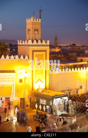 Moschee in der Abenddämmerung, Place Djemaa El Fna, Marrakesch, Marokko, Nordafrika, Afrika Stockfoto