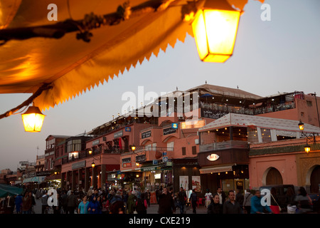 Marktstände in der Abenddämmerung, Place Djemaa El Fna, Marrakesch, Marokko, Nordafrika, Afrika Stockfoto