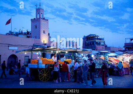 Marktstände in der Abenddämmerung, Place Djemaa El Fna, Marrakesch, Marokko, Nordafrika, Afrika Stockfoto