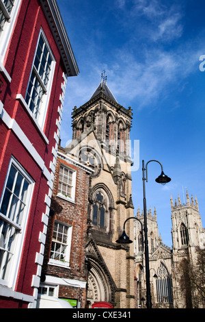 Str. Wilfrids katholische Kirche und York Minster, York, Yorkshire, England Stockfoto