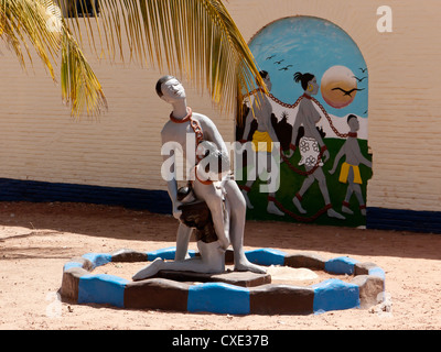 Skulptur zur Erinnerung an die Freiheit von Sklaverei im Inselmuseum von Albreda Island, Gambia, Westafrika Stockfoto