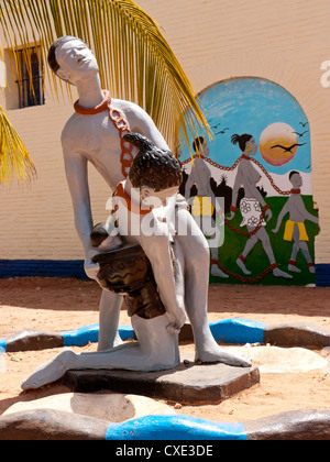 Skulptur zur Erinnerung an die Freiheit von Sklaverei im Inselmuseum von Albreda Island, Gambia, Westafrika Stockfoto