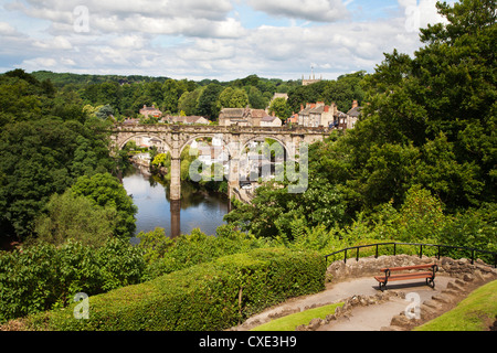 Schloss Garten Aussichtspunkt in Richtung Knaresborough Viadukt und Fluß Nidd, Knaresborough, North Yorkshire, Yorkshire, England Stockfoto