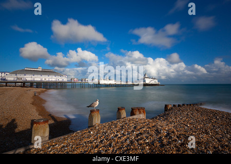 Pebble Beach und dem Pier, Eastbourne, East Sussex, England Stockfoto