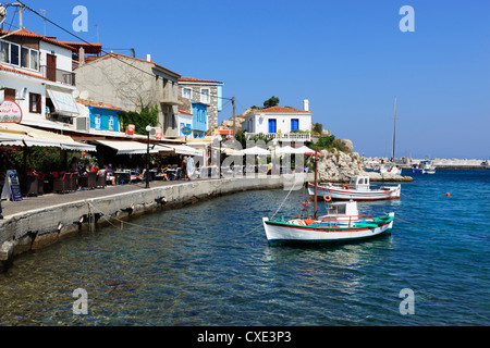 Cafés am Hafen von Kokkari, Samos, Ägäische Inseln, Griechenland Stockfoto