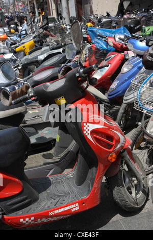 Shanghai, Roller dicht geparkt Stockfoto