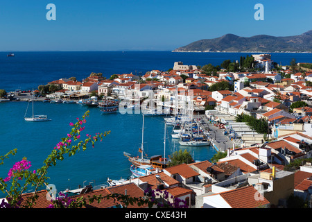 Blick auf den Hafen, Pythagorion, Samos, Ägäische Inseln, Griechenland Stockfoto